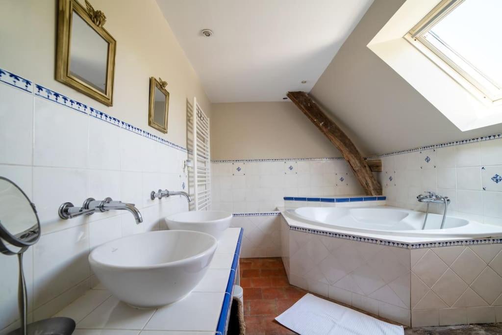 Le Clos Du Tilleul Fabuleuse Propriete 15 A 30 Pers Piscine Au Coeur D'Un Charmant Village Thilouze Exterior foto