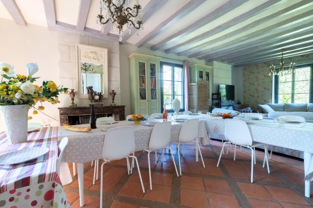Le Clos Du Tilleul Fabuleuse Propriete 15 A 30 Pers Piscine Au Coeur D'Un Charmant Village Thilouze Exterior foto